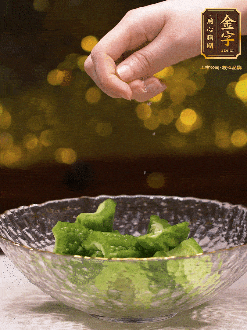 處理好的苦瓜切段（5cm），加點鹽鹽腌一下，去除一下苦味
