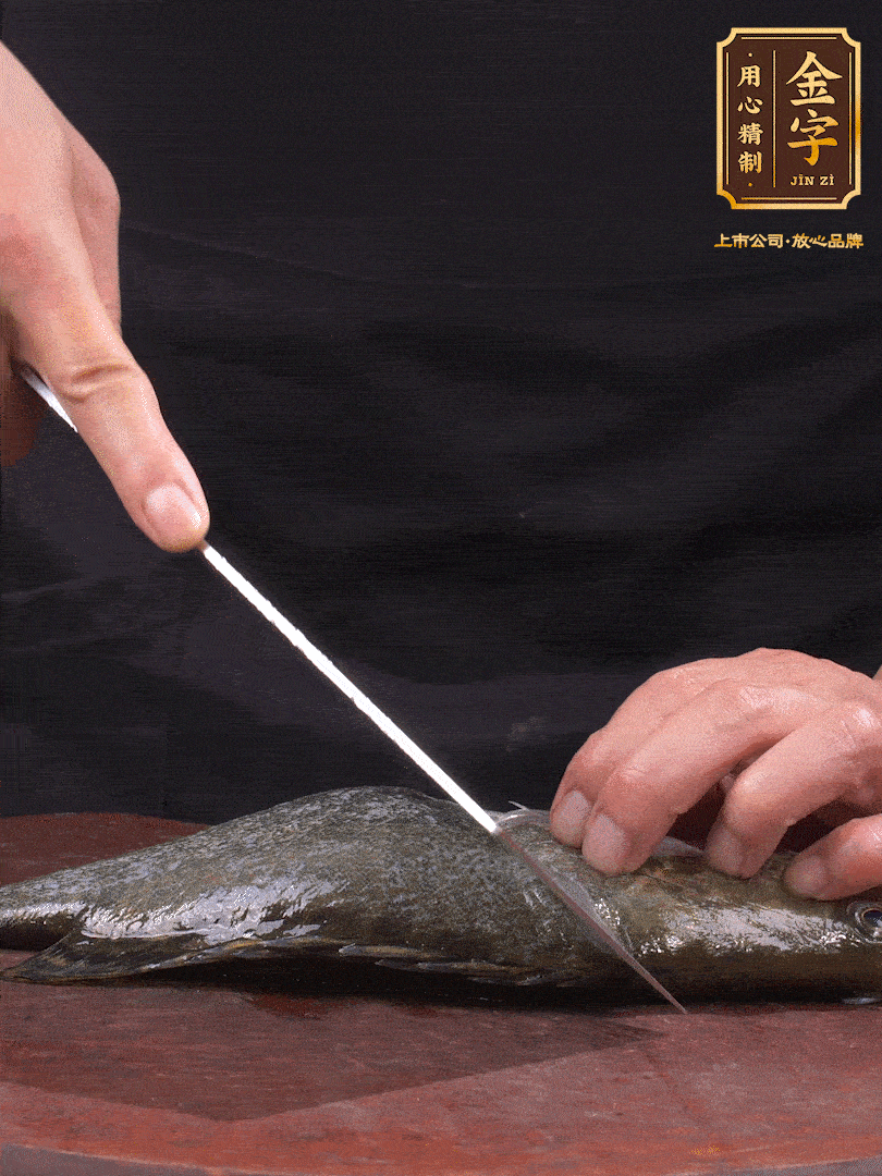 處理桂魚。收拾好的桂魚在兩側(cè)開花刀