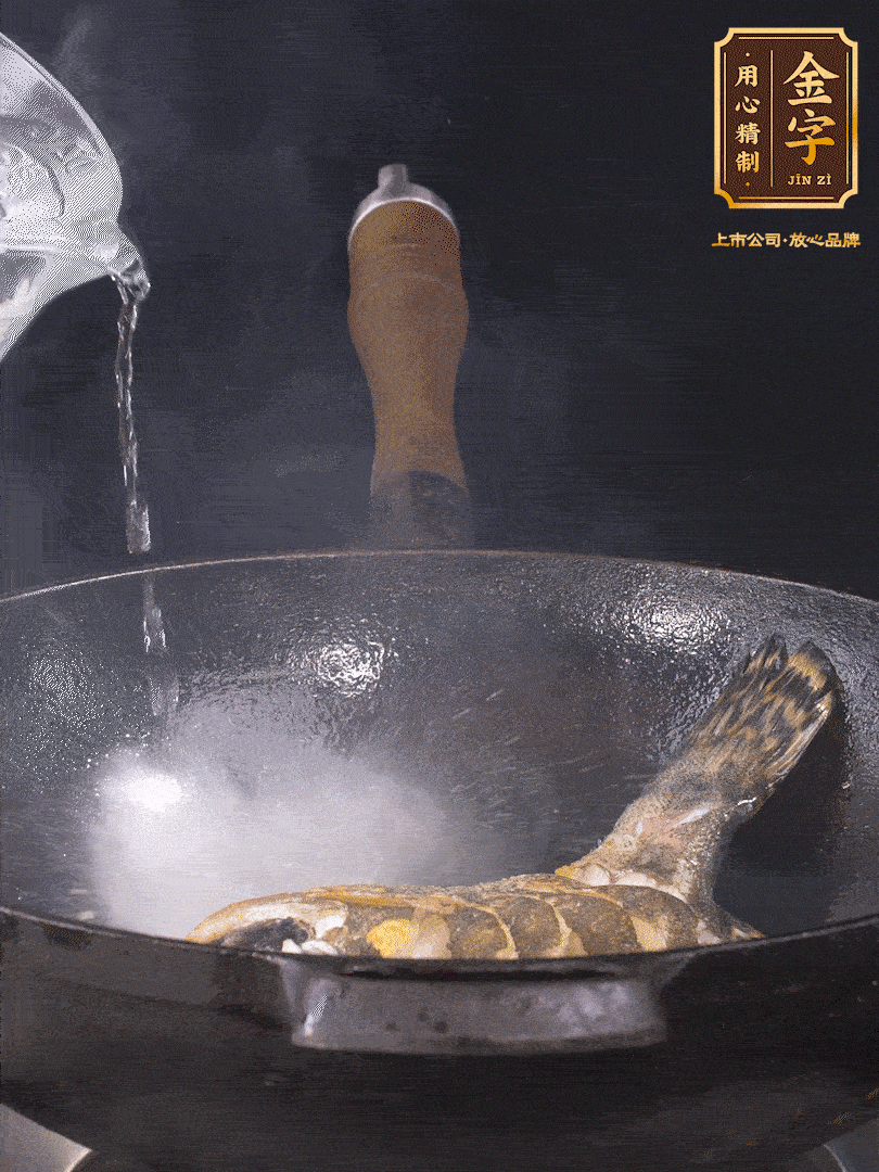 倒入適量食用油，待鍋燒熱后下桂魚煎大約2-3分鐘至兩面金黃（一定要煎透，這樣做出來(lái)的湯才會(huì)比較奶白色）