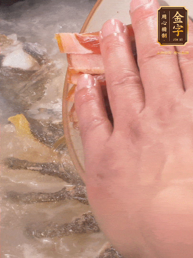 將煎好的魚，倒入三大碗開水。大火煮開后放入1個(gè)蔥結(jié)、2片姜片和1勺料酒和火腿片