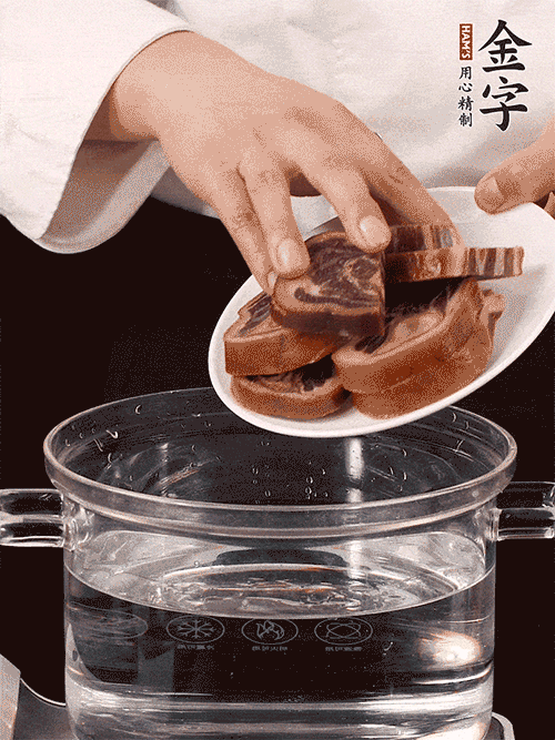 準(zhǔn)備食材。做金銀蹄有2個關(guān)鍵點(diǎn)：食材上火腿當(dāng)然得選足年發(fā)酵的金字火腿，新鮮豬爪最好選前腳、大小適宜的。