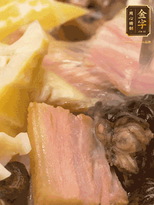 倒入滾燙的熱水，燉煮20分鐘，湯濃汁白