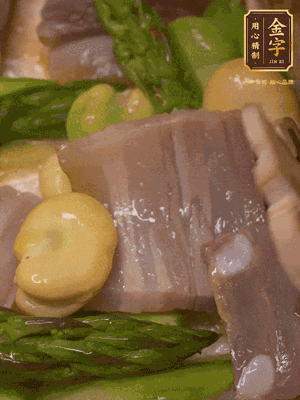 倒入熱水，燉煮10分鐘