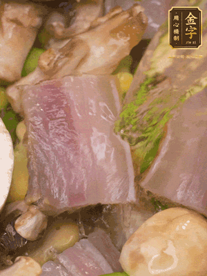 開蓋，放入河蝦繼續(xù)燜煮5分鐘