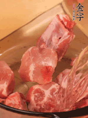 排骨冷水下鍋，加料酒、姜片，煮開(kāi)綽水