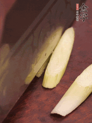 蒜白切小段，辣椒斜切圈