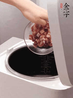 鍋中倒入豬油，油熱后炒熟上海青，給倒少許鹽調(diào)味