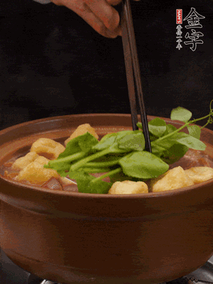 加筒骨煲的經(jīng)典配菜：金字土香腸、油豆腐、千張蓋上蓋子燜一會兒，耐心等候10分鐘。