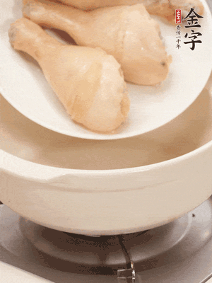 雞腿、火腿、干貝、蒜頭放入砂鍋內(nèi)燉1小時