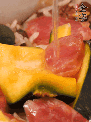 倒入溫開水，水量高出米面一個指節(jié)。