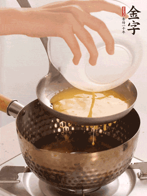 雞蛋過篩子倒入油鍋炸成蛋酥，瀝干油。