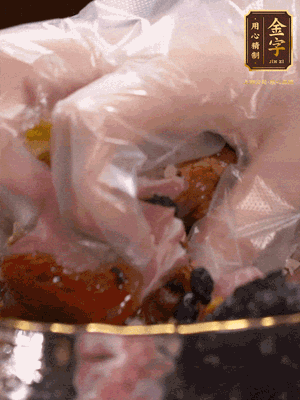 排骨洗凈后（蠔油、生抽、老抽、鹽、糖、淀粉、豆豉、蒜蓉、姜絲）腌制30分鐘