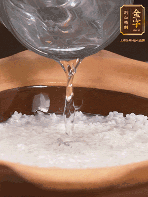砂鍋底部刷一層油，加入大米和開水，水高1cm,大火燒開后轉(zhuǎn)中火煲5分鐘，到水微收干