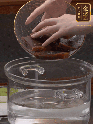 火腿蹄片冷水下鍋，水沸騰后煮5分鐘焯水