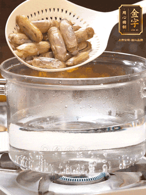 煮一鍋沸水，下蟶子汆燙30秒，撈出浸入冰水，取出蟶子肉