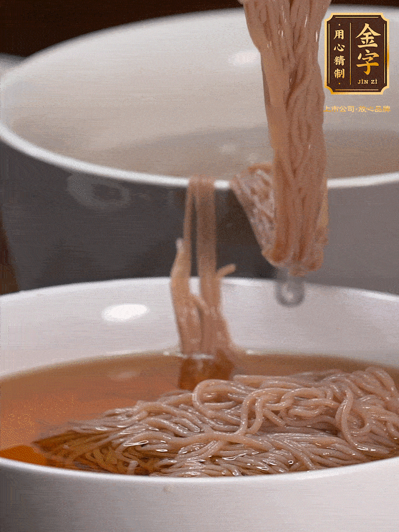 蘋果醋，一點(diǎn)鹽、糖、醬油，兌入涼白開水調(diào)成簡易冷面湯，放水箱冷藏
