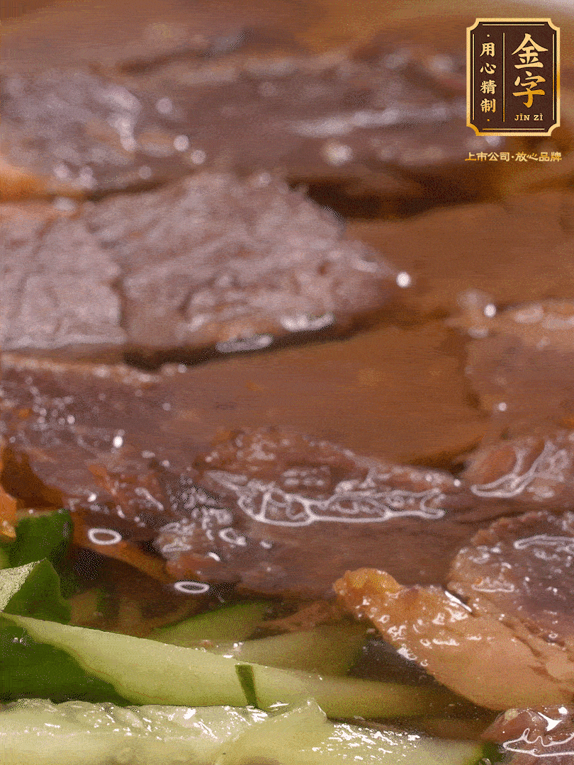 養(yǎng)麥冷面，涼水中清洗浸泡5分鐘，沸水中煮3分鐘，涼水漂洗沖涼
