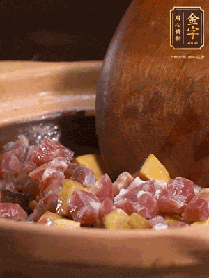 熱油下蒜片，倒入香腸丁、牛肝菌丁翻炒出香味