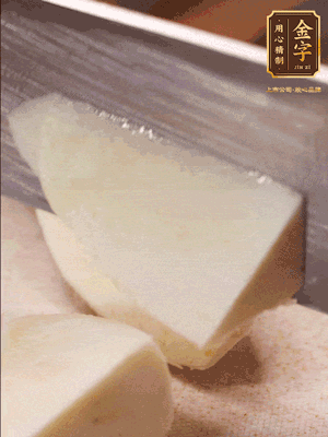 茭白去殼，底部一層老皮刨掉，切成滾刀塊