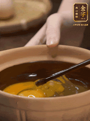 雞蛋打入砂鍋，充分打勻，1.5倍的溫水加一勺鹽，倒入蛋液中，攪拌均勻后用勺子舀去表面浮沫