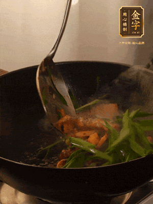 黃豆醬、鹽、糖調(diào)味，淋一圈花雕酒，蒜白先下，蒜葉后下