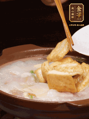 倒入開(kāi)水大火煮開(kāi)，轉(zhuǎn)中小火放咸肉，放一點(diǎn)點(diǎn)糖、味精慢燉10分鐘
