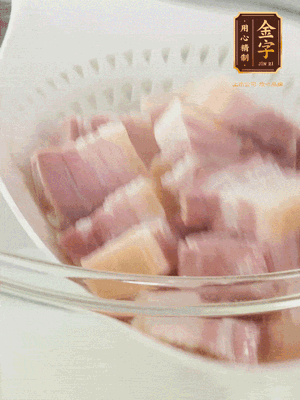 金字淡咸肉、排骨分別加料酒、蔥、姜冷水下鍋焯水，水開撇去浮沫撈出。
