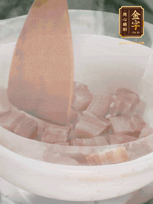 砂鍋內(nèi)咸肉微微煸出香味，再倒入開水。放排骨滾開后轉(zhuǎn)中小火篤30分鐘。（水盡量一次加足，以免中途加水沖淡鮮味。這一步是湯底濃白的關(guān)鍵）