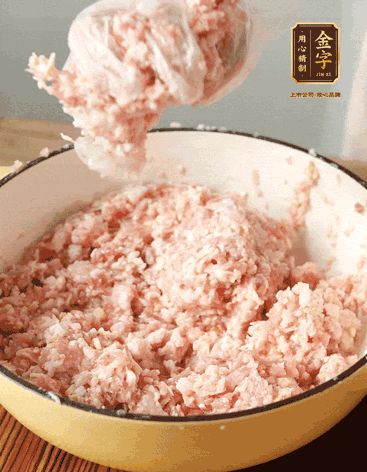 肉丁、咸肉丁、一丟丟鹽、料酒拌勻，反復(fù)摔打上勁。接著加入1兩蔥姜水，反復(fù)拌勻摔打上勁。前后共加3遍。3遍后筍丁，接著反復(fù)摔打上勁。最后加入1個(gè)蛋清、3茶匙生粉拌勻摔打上勁