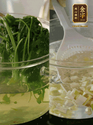 春筍切丁焯水；薺菜加鹽焯水，過(guò)涼水后切成細(xì)末