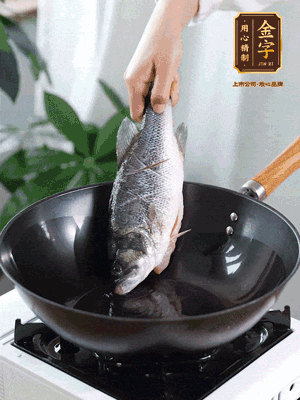 熱油，加1大勺豬油、姜片，再下鱸魚，煎至定型后翻面。（加點(diǎn)豬油，燉出的魚湯更容易變?yōu)榍逅哪贪咨＃?>
					</div>
					<span>步驟 3/6</span>
					<p>熱油，加1大勺豬油、姜片，再下鱸魚，煎至定型后翻面。（加點(diǎn)豬油，燉出的魚湯更容易變?yōu)榍逅哪贪咨?。?/p>
				</li><li>
					<div   id=