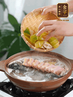 倒開水燉煮后轉(zhuǎn)移入砂鍋，淋料酒去腥、加少許鹽調(diào)味，再依次加咸肉、春筍燉煮15分鐘。