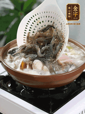 最后加一把蛤蜊、一把河蝦燜2分鐘，放一點(diǎn)白胡椒粉調(diào)味，撒上蔥花點(diǎn)綴！
