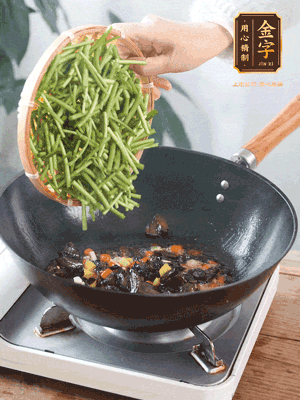 熱油煸香蒜末、姜粒、小米辣，再下臘肉煸炒出香味