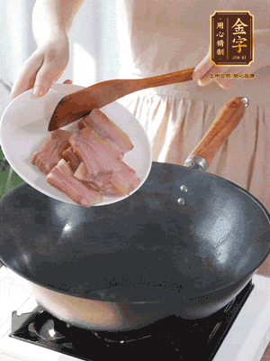 豬油熱鍋，下咸肉煸香，再下蔥姜提鮮