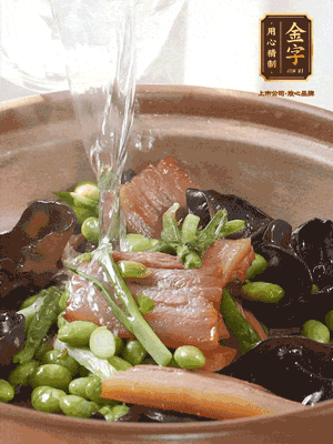 轉(zhuǎn)入砂鍋，加入開水、百葉結(jié)燉煮10分鐘