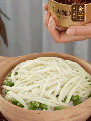 到水微干，放上豌豆、茭白絲。
