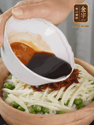 繼續(xù)小火燜3分鐘，淋上XO醬攪拌均勻。
