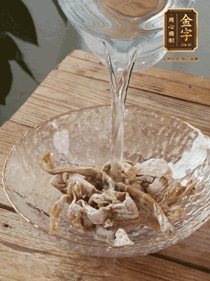 筍干提前泡發(fā)1晚切段，冬瓜去皮切塊。