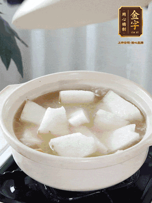 最后下冬瓜繼續(xù)燉煮10分鐘，撒上蔥花點綴。