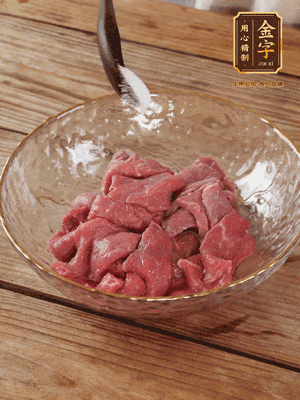 牛肉切丁，加黑胡椒海鹽、橄欖油腌10分鐘