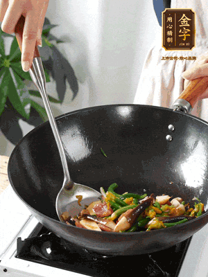煸香蒜末，下香腸翻炒均勻，再依次下雞縱菌、黃瓜花