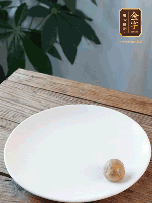 做水油皮、油酥 將油皮材料放入料盆中，加100ml水?dāng)嚢璩裳┗ㄆ瑺?。在案板上反?fù)揉搓成有一定筋度的光潔面團(tuán)，搓成14個(gè)團(tuán)子。
