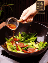 下蒜苗炒軟，沿鍋邊烹入一勺料酒，加醬油、蠔油、白糖調(diào)味炒勻