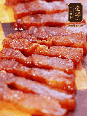 金字醬油肉煮熟，切片