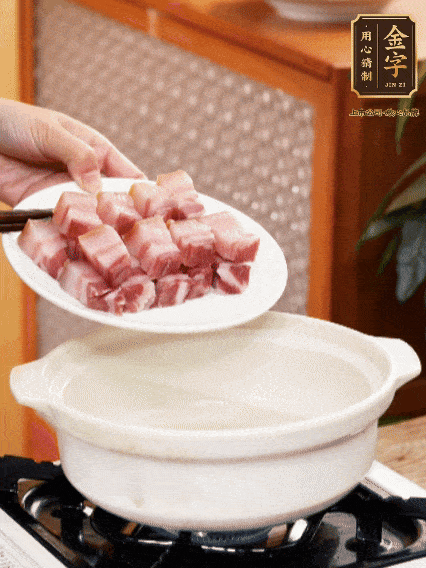 鍋內(nèi)倒油，下咸肉微微煸炒，再放排骨炒一下