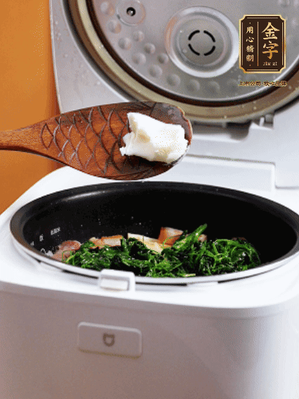 放入電飯鍋、加1勺豬油翻拌均勻