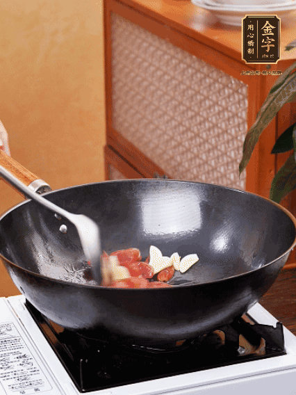 熱油，香腸微微煸出香味，加蒜片、小米辣