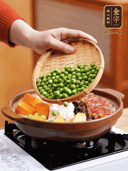 再鋪上臘腸、醬油肉、豌豆，小火煲6分鐘