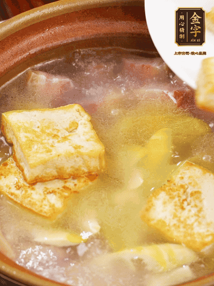 再放豆腐燉煮10分鐘，加豆瓣繼續(xù)煮2分鐘